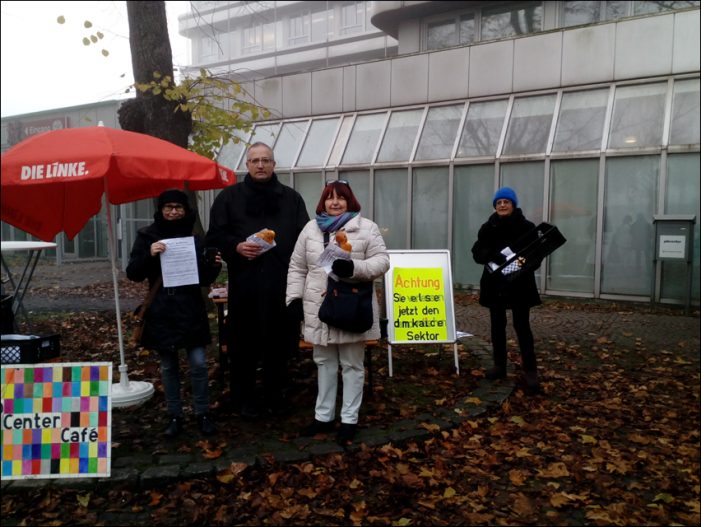 AufRecht bestehen! Duisburg: Nikolaus-Aktion vor Jobcenter Mitte AufRecht bestehen! Duisburg: Nikolaus-Aktion vor Jobcenter Mitte
