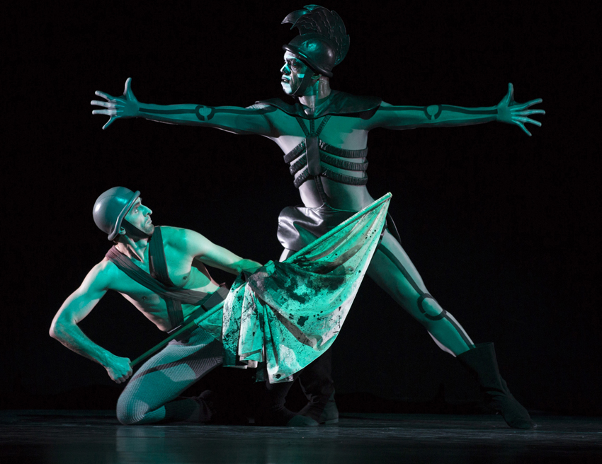 b27_DerGrueneTisch_06_TheJoossEstate_FOTO_GertWeigelt