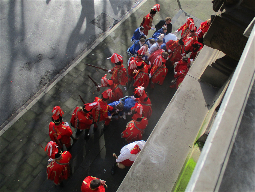 Oberbürgermeister Sören Link übergibt beim Prinzenfrühstück die Schlüssel zum Rathaus an die jecken Herrscher