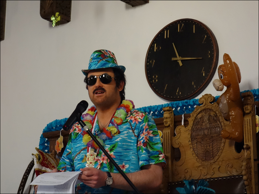 Oberbürgermeister Sören Link übergibt beim Prinzenfrühstück die Schlüssel zum Rathaus an die jecken Herrscher