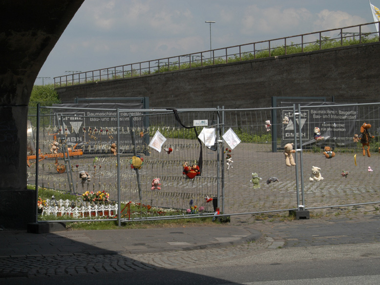 An der Rampe zum Alten Güterbahnhof in Duisburg (Zugang zum Loveparade-Gelände 2010)