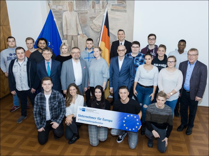 IHK-Projekt wirbt für EU-Wahl im Mai: Unternehmer bringen Europa ins Klassenzimmer