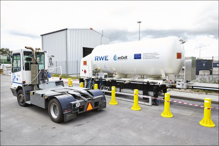 Cool mit flüssigem Erdgas im Duisburger Hafen: RWE und duisport weihen LNG-Tankstelle ein Cool mit flüssigem Erdgas im Duisburger Hafen: RWE und duisport weihen LNG-Tankstelle ein