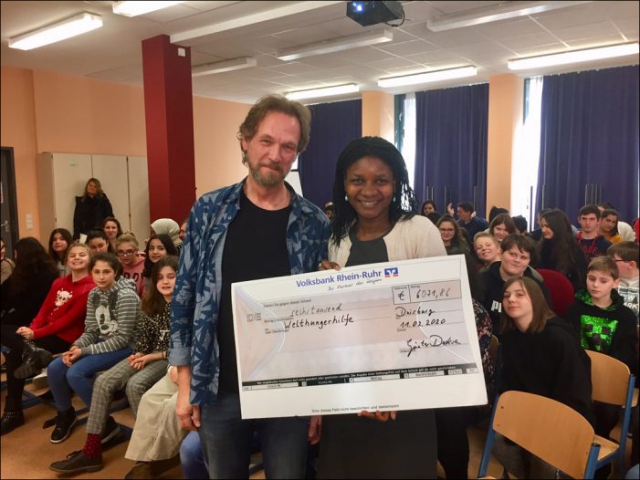 Heinrich-Heine-Gesamtschule Rheinhausen: Übergabe der Einnahmen zur Welthungerhilfe-Aktion Heinrich-Heine-Gesamtschule Rheinhausen: Übergabe der Einnahmen zur Welthungerhilfe-Aktion