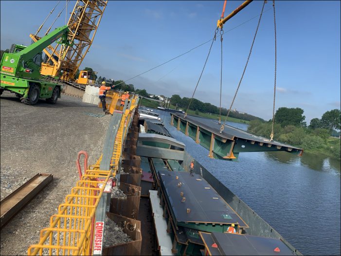 Karl-Lehr-Brückenzug in Duisburg: Vormontage der neuen Brücken läuft störungsfrei