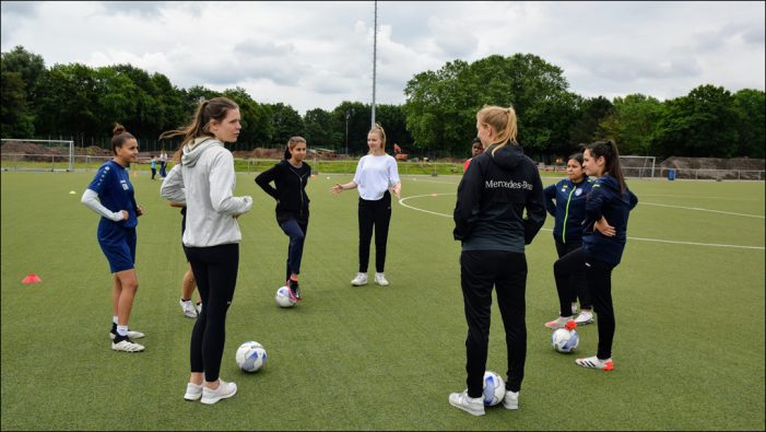 Mädchenfußball in Duisburg-Marxloh: Neun neue Jugend-Coaches für den SV Rhenania Hamborn Mädchenfußball in Duisburg-Marxloh: Neun neue Jugend-Coaches für den SV Rhenania Hamborn