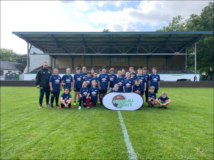 Sommer-Camp der Fussballschule Grenzland in Duisburg-Hamborn mit 26 Kids