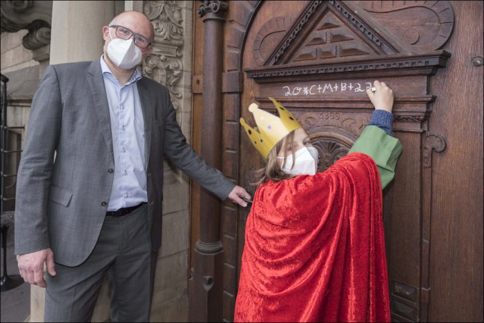 Oberbürgermeister Sören Link empfing Sternsinger vor dem Duisburger Rathaus Oberbürgermeister Sören Link empfing Sternsinger vor dem Duisburger Rathaus