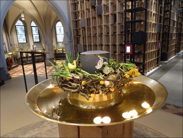 Küssdenfrosch eröffnet Freies Kolumbarium Rheinkirche in Duisburg-Homberg Küssdenfrosch eröffnet Freies Kolumbarium Rheinkirche in Duisburg-Homberg