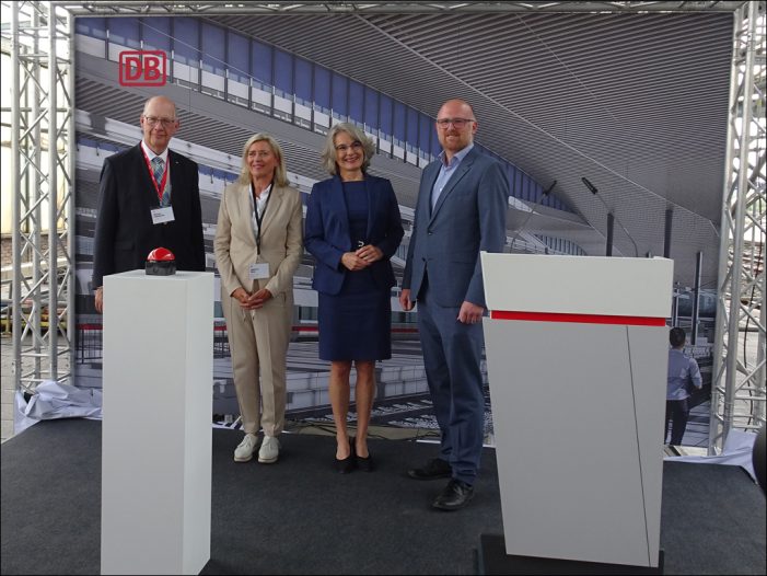 Spatenstich am Duisburger Hauptbahnhof: Deutsche Bahn baut eine neue Gleishalle Spatenstich am Duisburger Hauptbahnhof: Deutsche Bahn baut eine neue Gleishalle