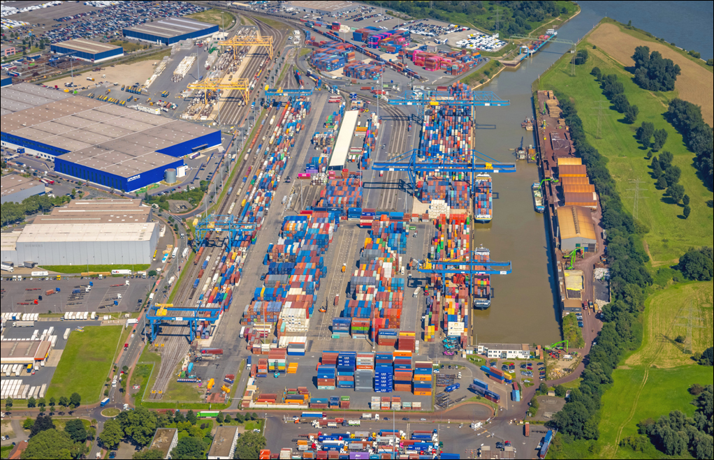 logport I am Hafen Rheinhausen. Foto: Hans Blossey / duisport.
