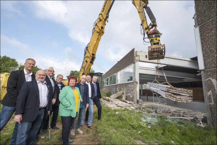 Abriss des Hallenbads Großenbaum hat begonnen Abriss des Hallenbads Großenbaum hat begonnen