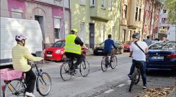 Schüler im Marxloher Straßenverkehr: Auf Radtour durch Marxloh mit Schulkindern