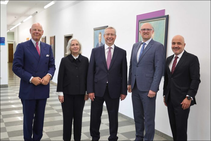 IHK-Ehrenpräsident Dr. Ulrich F. Kleier erhält Bundesverdienstkreuz am Bande IHK-Ehrenpräsident Dr. Ulrich F. Kleier erhält Bundesverdienstkreuz am Bande