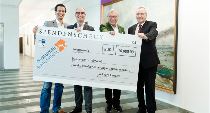 Niederrheinsische IHK: Burkhard Landers spendet Preisgeld für soziales IHK-Projekt Niederrheinsische IHK: Burkhard Landers spendet Preisgeld für soziales IHK-Projekt